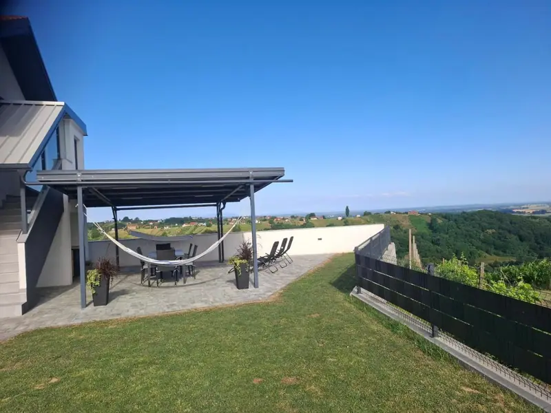 Travnjak i terasa s pogledom na vinograde i brežuljke